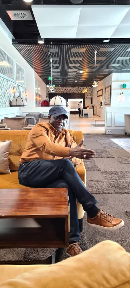 Le président du MEDS Mbagnick Diop en route au bercail aprés un sejour d'affaire à Paris pour les prochaine ALA de New York en Novembre