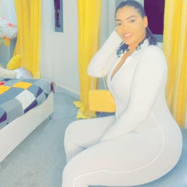 Moulée dans une combinaison sexy, l'actrice Big Maman assume ses...