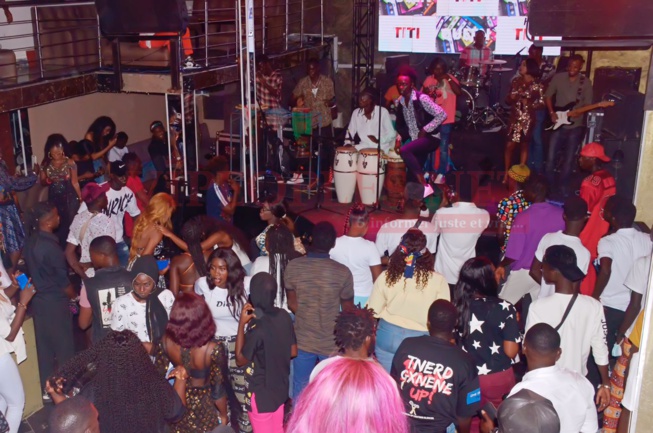 Titi la lionne de la musique signe un come back explosif dans une tenue trés classe au Queens Rte des Almadies. Regardez Titi la lionne de la musique signe un come back explosif dans une tenue trés classe au Queens Rte des Almadies. Regardez