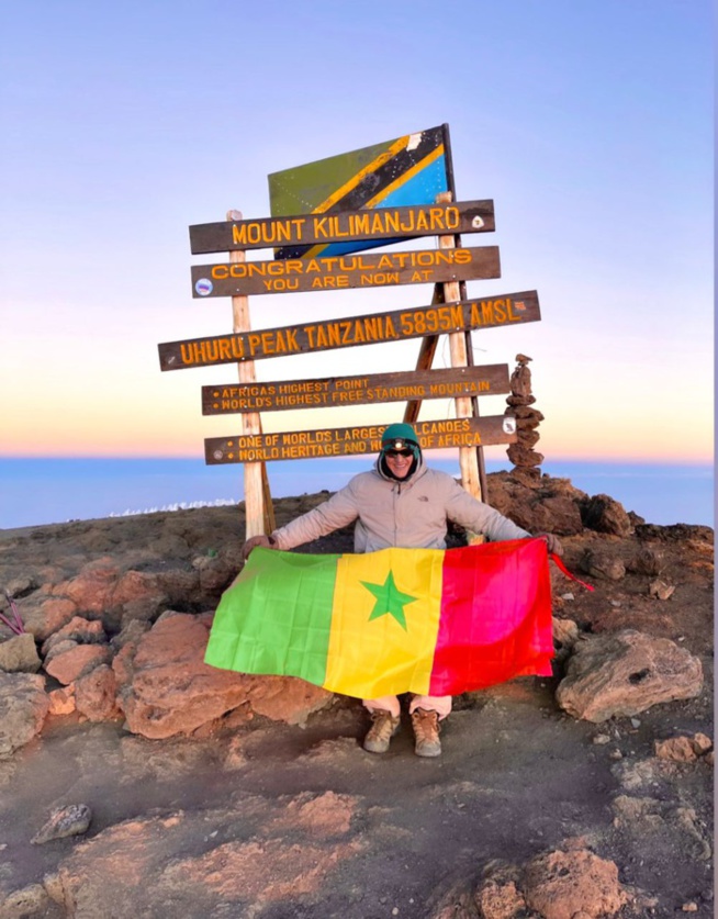 Découverte: Un marocain amoureux du Sénégal avec son drapeau au Mont Kilimanjaro