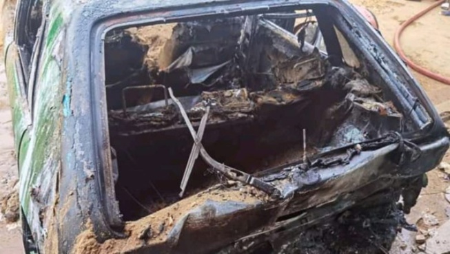 Patte d'Oie: Un véhicule calciné à la cité Impôts et Domaines Patte d'Oie: Un véhicule calciné à la cité Impôts et Domaines