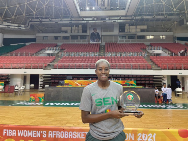 Photo des 5 majeures: Yacine Diop se photographiant avec sa récompense, est absente Photo des 5 majeures: Yacine Diop se photographiant avec sa récompense, est absente