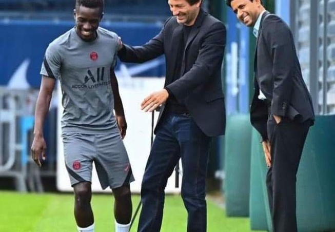 PSG : Idrissa Gana Guèye en toute complicité avec Leonardo et Nasser PSG : Idrissa Gana Guèye en toute complicité avec Leonardo et Nasser