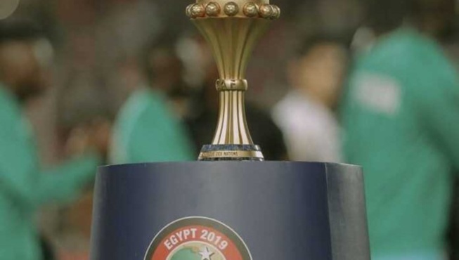 Football: Le trophée de la Can à Dakar Football: Le trophée de la Can à Dakar