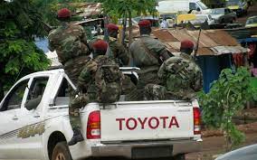Guinée : Descente musclée des militaires de la junte dans une radio, bilan deux blessés Guinée : Descente musclée des militaires de la junte dans une radio, bilan deux blessés