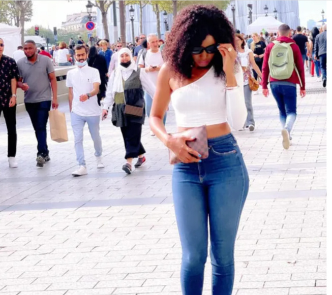 Queen Biz se balade en tenue sexy dans les rues de Paris Champs Elysées Queen Biz se balade en tenue sexy dans les rues de Paris Champs Elysées