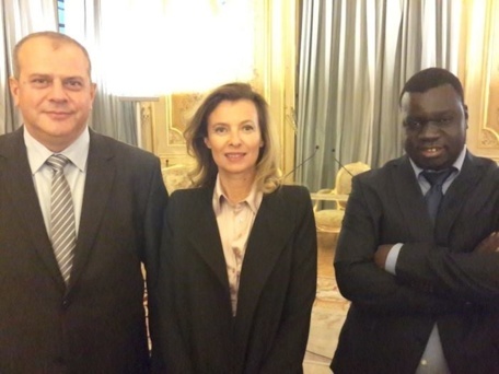 El Malick Seck en compagnie de la Première Dame française Valérie Trierweiler et de l'homme d'affaires Attal au Quai d'Orsay El Malick Seck en compagnie de la Première Dame française Valérie Trierweiler et de l'homme d'affaires Attal au Quai d'Orsay