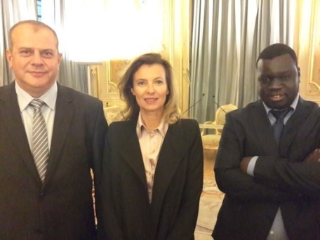 El Malick Seck en compagnie de la Première Dame française Valérie Trierweiler et de l'homme d'affaires Attal au Quai d'Orsay