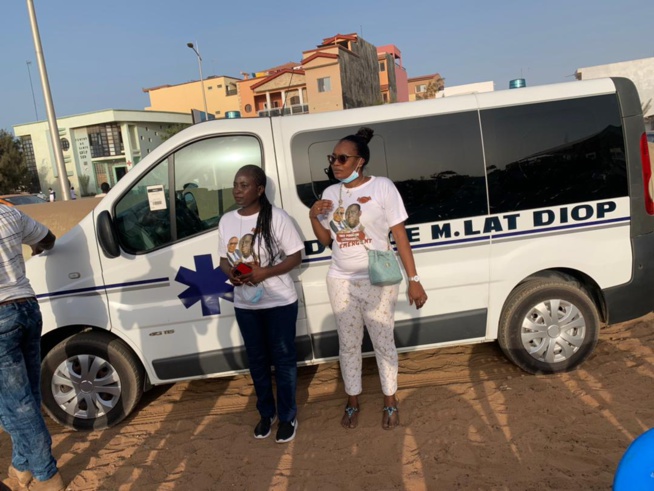 Remise d'une ambulance et un lot de matériel médical à la polyclinique de Golf Sud par M. Lat DIOP.