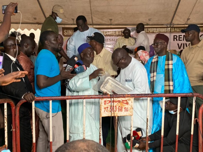 Remise d'une ambulance et un lot de matériel médical à la polyclinique de Golf Sud par M. Lat DIOP.