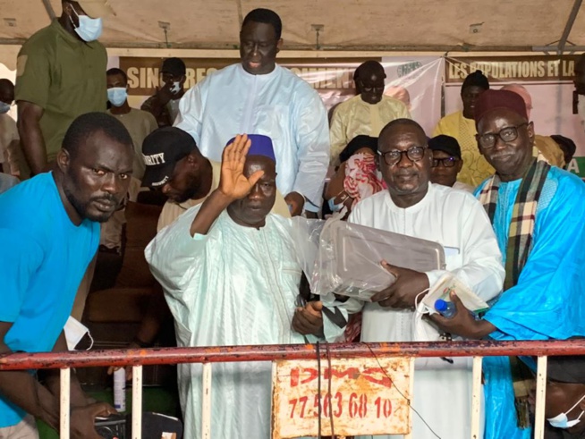 Remise d'une ambulance et un lot de matériel médical à la polyclinique de Golf Sud par M. Lat DIOP.