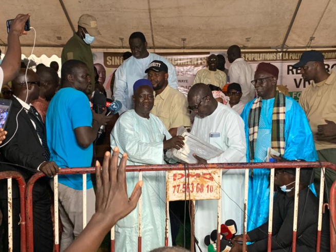 Remise d'une ambulance et un lot de matériel médical à la polyclinique de Golf Sud par M. Lat DIOP.