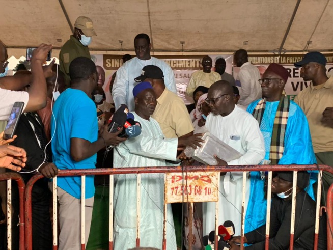 Remise d'une ambulance et un lot de matériel médical à la polyclinique de Golf Sud par M. Lat DIOP.