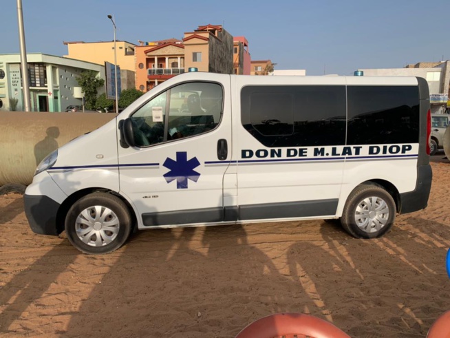 Remise d'une ambulance et un lot de matériel médical à la polyclinique de Golf Sud par M. Lat DIOP.