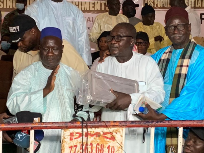 Remise d'une ambulance et un lot de matériel médical à la polyclinique de Golf Sud par M. Lat DIOP.