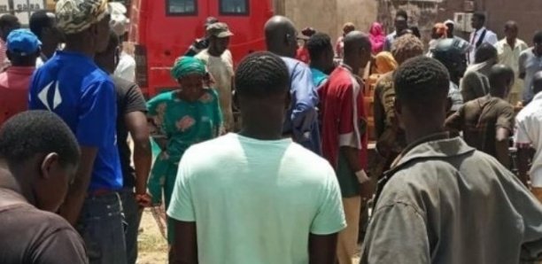 Drame à Yeumbeul: "Savonné" à cause d'un portable, il s'éventre mortellement à l'aide d'un... Drame à Yeumbeul: "Savonné" à cause d'un portable, il s'éventre mortellement à l'aide d'un...