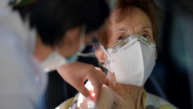 Covid-19: le gouvernement lance son numéro vert pour la vaccination des seniors à domicile
