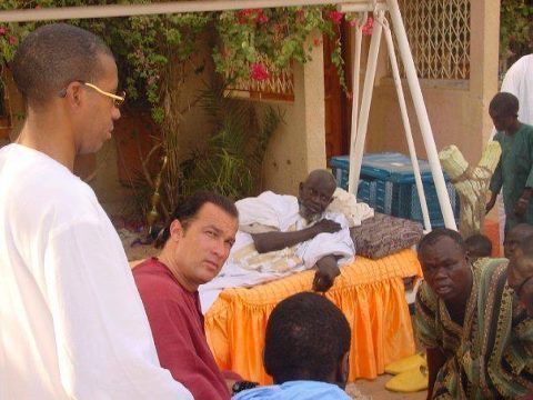 Témoignage miraculeux d'un Baye Fall : Serigne Saliou Mbaké a guéri la maladie de Steven Seagal, c’est pourquoi il emprunte le chemin de Touba