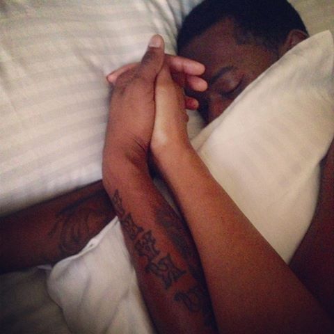 Ibou Kara Mbacké publie une autre photo ou il est sous la couette avec sa femme