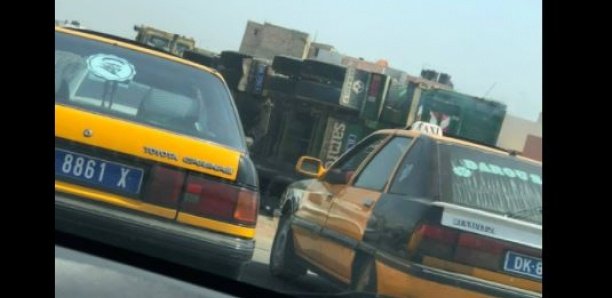 Accident : Un camion s’est renversé sur le pont Seyda Mariama Niass Accident : Un camion s’est renversé sur le pont Seyda Mariama Niass