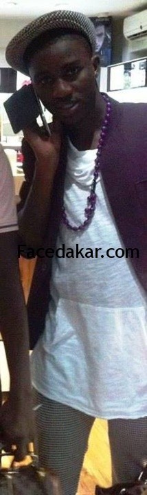 Pourquoi Thione Seck laisse-t-il toujours son fils porter des vêtements de femme ? Revoilà Wally Seck en jupe courte Pourquoi Thione Seck laisse-t-il toujours son fils porter des vêtements de femme ? Revoilà Wally Seck en jupe courte