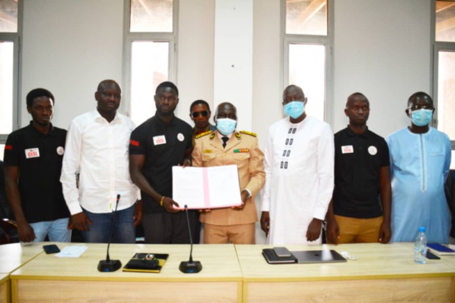 Tensions à l'UGB de Saint-Louis : Le gouverneur en sapeur-pompier entre autorités et étudiants. Tensions à l'UGB de Saint-Louis : Le gouverneur en sapeur-pompier entre autorités et étudiants.