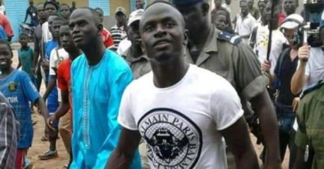 Bambali / Meilleurs élèves du lycée: Sadio Mané offre un ordinateur et 250.000 FCfa à chacun Bambali / Meilleurs élèves du lycée: Sadio Mané offre un ordinateur et 250.000 FCfa à chacun