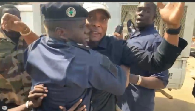 Urgent : Barthélémy Dias arrêté et conduit au commissariat de Dieuppeul (Vidéo) Urgent : Barthélémy Dias arrêté et conduit au commissariat de Dieuppeul (Vidéo)