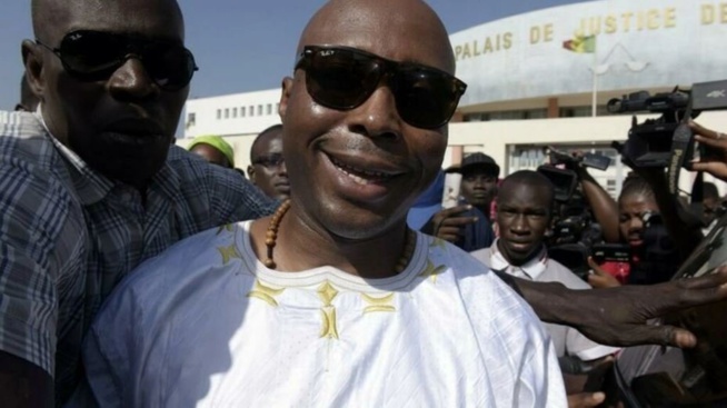 Arrestation "musclée" de Barth : la colère des partisans du maire devant le commissariat de Dieupeul Arrestation "musclée" de Barth : la colère des partisans du maire devant le commissariat de Dieupeul