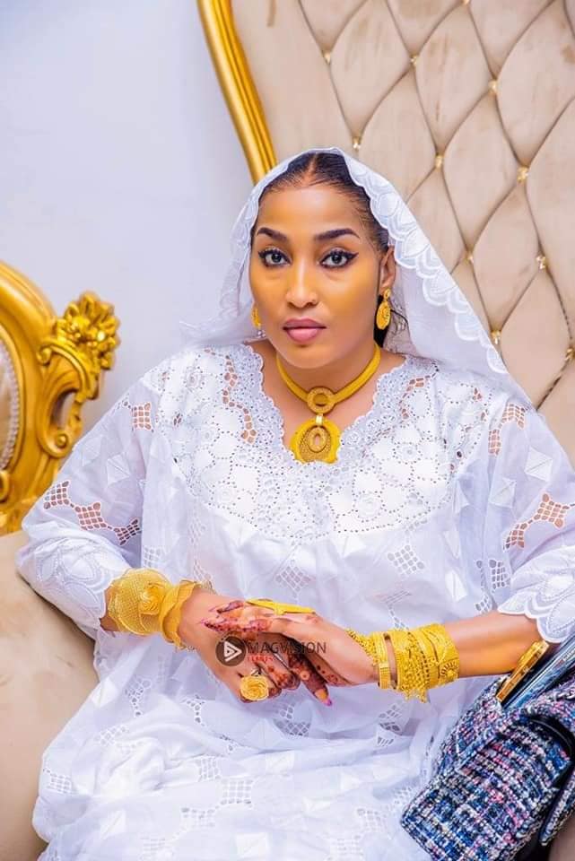 ATTENTION ARNAQUE: Le sieur Dr Ade Ayeyemi utilise le nom de Adja Nfgoye Fall épouse d'Askia Touré pour arnaquer.