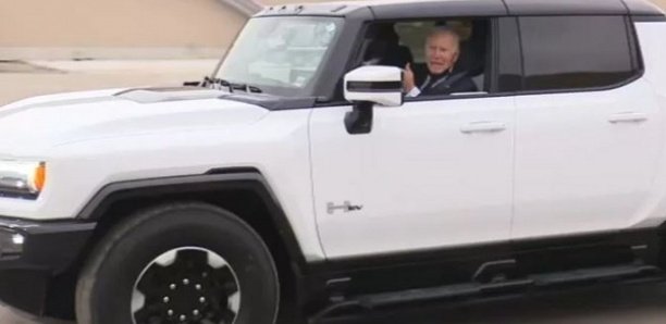 Joe Biden s'éclate au volant d'un Hummer électrique