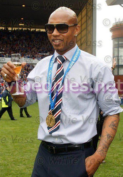 Une coupe de champagne pour le grand footballeur, El Hadji Diouf