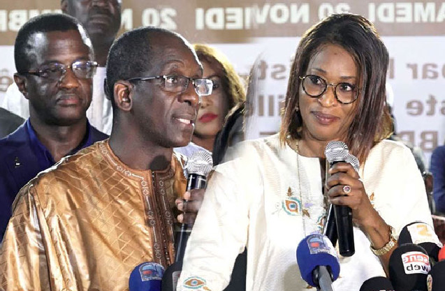 Installation du comité électoral de Sicap-Liberté: Diouf Sarr dope Zahra Iyane Thiam qui lui "rend la monnaie" Installation du comité électoral de Sicap-Liberté: Diouf Sarr dope Zahra Iyane Thiam qui lui "rend la monnaie"
