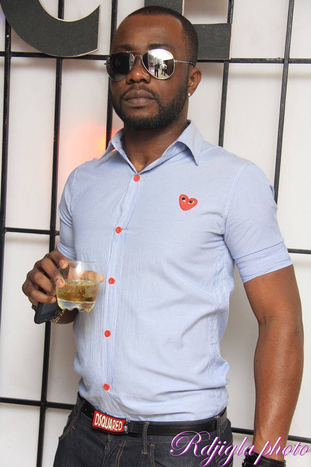 CÔTE D'IVOIRE - Voici le mannequin Jacques Fabrice, le patron de la sape ! CÔTE D'IVOIRE - Voici le mannequin Jacques Fabrice, le patron de la sape !