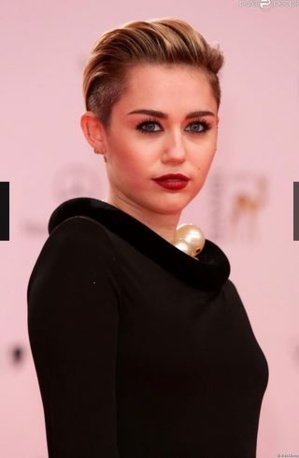 Victoria Beckham décolletée devant une Miley Cyrus surprenante et pudique Victoria Beckham décolletée devant une Miley Cyrus surprenante et pudique