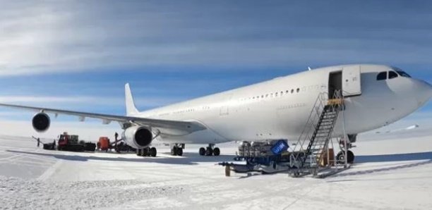 Grande première: un Airbus A340 pose ses roues en Antarctique Grande première: un Airbus A340 pose ses roues en Antarctique