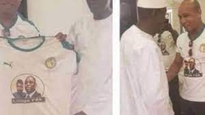 Quand El Hadji Diouf utilise le maillot national comme support politique pour soutenir Mamour Diallo Quand El Hadji Diouf utilise le maillot national comme support politique pour soutenir Mamour Diallo