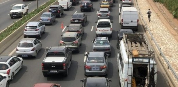 Un camion gros-porteur en panne crée des embouteillages monstres sur l'autoroute à péage et la RN 1