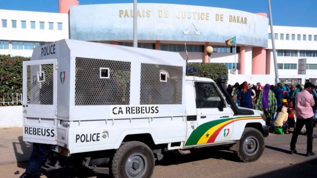 Usurpation de fonction : Un soudeur métallique se fait passer pour un policier (agent) de la DIC afin d'intimider le cousin de son ami.