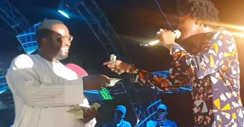 (Vidéo) Cheikh Gadiaga l’ami de Cheikh Amar arrose Wally Seck de billets… (Vidéo) Cheikh Gadiaga l’ami de Cheikh Amar arrose Wally Seck de billets…