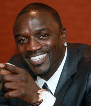 Akon crée l’indignation au Ghana « Il n’y aura pas de femmes à la peau foncée dans son clip »