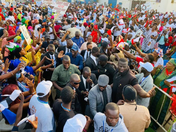 Investiture du candidat Adoulaye Diouf Sarr : La forte mobilisation des Dakarois Investiture du candidat Adoulaye Diouf Sarr : La forte mobilisation des Dakarois