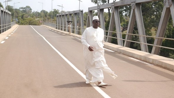 Le pont de Marsassoum s’étend sur un lien linéaire de 484 mètres pour 5,5 km de routes de raccordement revêtues