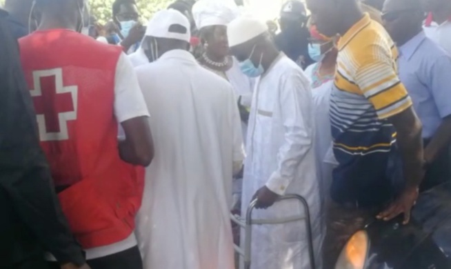 Gambie: Darboe, affaibli, se rend à son centre de vote à l'aide d'un déambulateur Gambie: Darboe, affaibli, se rend à son centre de vote à l'aide d'un déambulateur