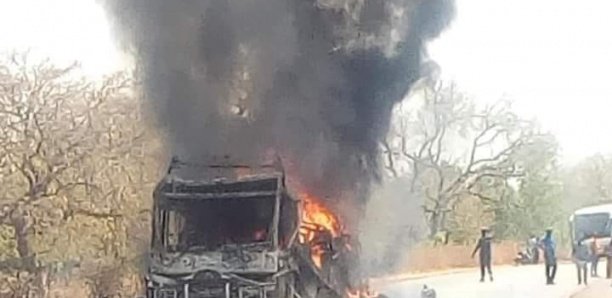 Terrorisme: 33 personnes tuées et brûlées dans un bus au Mali Terrorisme: 33 personnes tuées et brûlées dans un bus au Mali