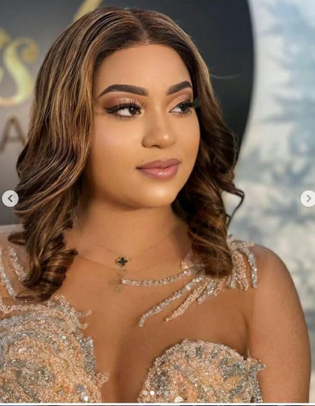Léna Guèye, sublime dans une robe sexy et trés chic