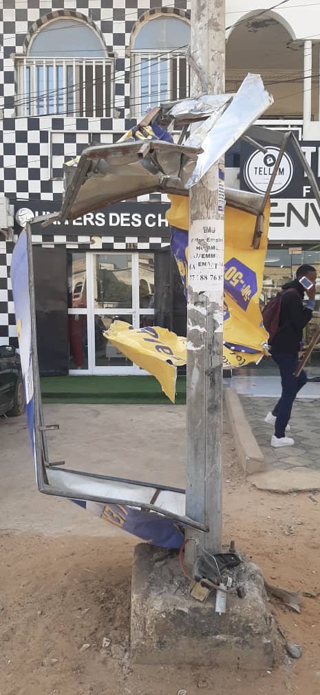 L'association des Régies publicitaires du Senegal appel au secours la DSCOSS est entrain de vandaliser et détruire nos panneaux publicitaires .