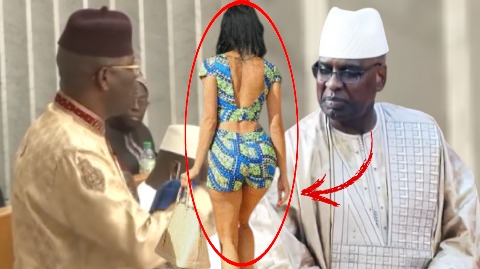 Cheikh Abdou Bara oriente le ministre Malick Sall sur les filles qui défilent à l'assemblée pour...