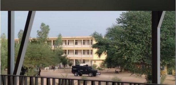 Échauffourées à l'université de Bambey : La police envahit le campus pédagogique, 9 étudiants interpellés, le portail du campus 2 brûlé Échauffourées à l'université de Bambey : La police envahit le campus pédagogique, 9 étudiants interpellés, le portail du campus 2 brûlé