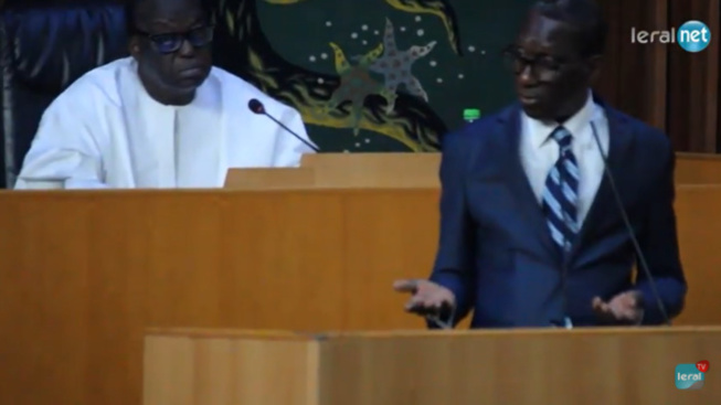 Révélations: Moustapha Niass et Decroix cités parmi les bénéficiaires du "Tong-tong" de Alpha Condé Révélations: Moustapha Niass et Decroix cités parmi les bénéficiaires du "Tong-tong" de Alpha Condé